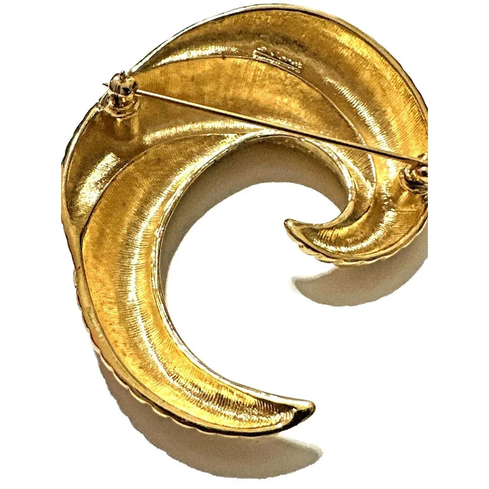 Vintage Monet Ribbed Swirl Brooch Gold Tone Textured Wave Pattern Pin 2.25